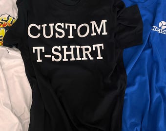 ロゴや名前が入ったパーソナライズされた T シャツ - 愛する人への贈り物、販促品、誕生日、記念日、特別な機会に最適です。