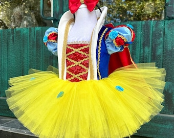 Betoverend prinsessenkostuum | Sneeuwwitte jurk met cape en hoofdband met strik