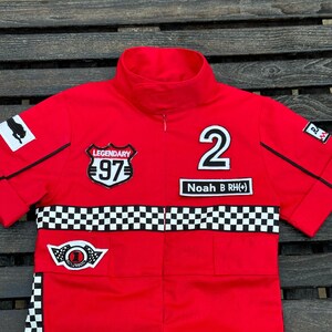 カスタマイズ可能な子供用レッド レーサー ジャンプスーツ | チェック柄レッド レーサー スーツ | 幼児用レーシング オーバーオール | 子供用カー コスチューム ショートまたはロング