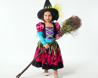 Halloween Kidsbambina Riccia In Costume Da Strega Con Lanterne A