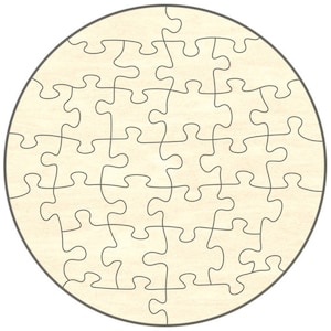 Könnte beinhalten: Ein rundes Puzzle aus Holz mit beigefarbenem Hintergrund und grauen Puzzleteilen. Das Puzzle hat eine glatte Oberfläche.