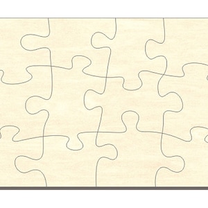 Könnte beinhalten: Ein leeres Holzpuzzle mit 12 Teilen. Das Puzzle ist aus hellem braunem Holz und hat eine glatte, unbehandelte Oberfläche.
