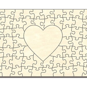 Könnte beinhalten: Ein Holzpuzzle mit einem herzförmigen Ausschnitt in der Mitte. Das Puzzle ist beige und die Teile sind grau umrandet.
