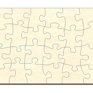 Könnte beinhalten: Ein leeres Holzpuzzle mit 20 Teilen. Das Puzzle ist aus hellem braunem Holz gefertigt und hat eine natürliche Oberfläche.