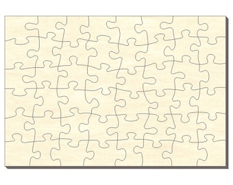 Op de afbeelding: Een blanco houten puzzel met 35 stukjes. De puzzel is gemaakt van lichtbruin hout en heeft een glad, onbewerkt oppervlak.