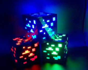 Luz LED que cambia de color RGB de roca mineral impresa en 3D inspirada en Minecraft