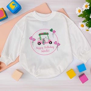 女の子用ゴルフカート バースデーシャツ、パーソナライズされた女の子用バースデーロンパース、ピンクのゴルフテーマの衣装、カスタムネーム 1 歳 2 歳 3 歳の誕生日プレゼント