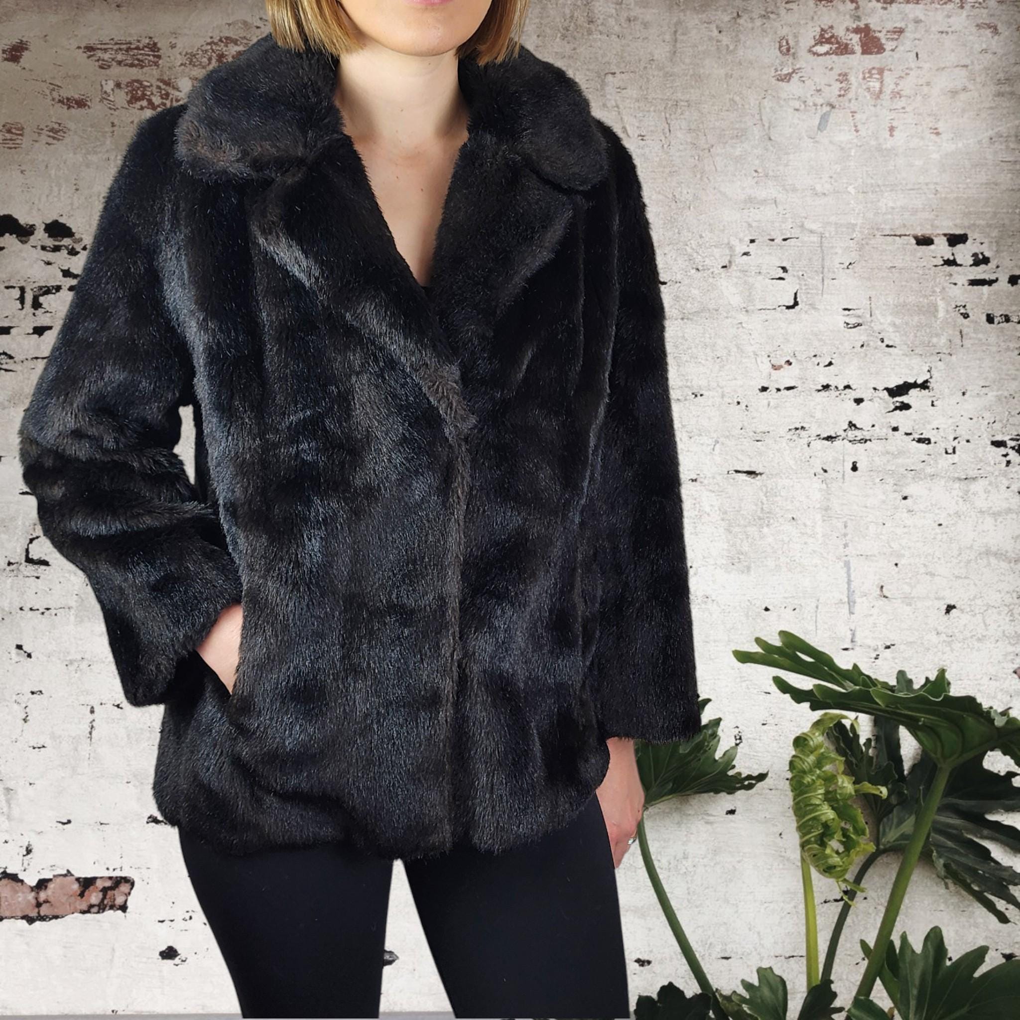 心地よい魅力：1970年代のダークブラウンのフェイクファージャケット