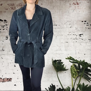 Glam rétro : veste en cuir suédé noir des années 1970 avec ceinture à nouer, taille 14 - style hiver vintage