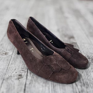 Timeless Elegance: Retro Chocolate Brown Suede Pumps, Women&#39;s Size 9