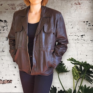 Vintage Gem: Women&#39;s Leather Jacket from the 90s with Removable Fur, Size 12