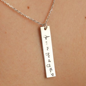 Collar con escritura a mano personalizado, collar con barra grabada personalizada, joyería conmemorativa, colgante con cita escrita a mano, regalo significativo para ella