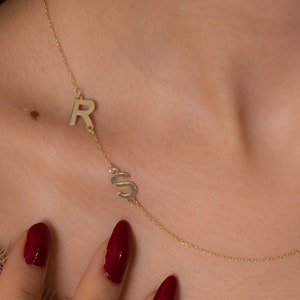 Collar con dos iniciales laterales, collar personalizado con dos iniciales, joyería con letras personalizadas, regalo para novia, collar con varias letras
