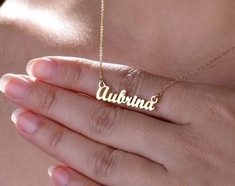 Spersonalizowany naszyjnik z imieniem: Delikatna zawieszka z napisem, srebrna lub złota