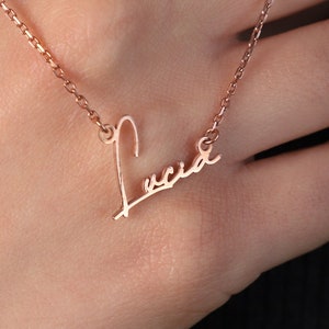 Collar con nombre delicado de oro macizo de 14 quilates, collar con nombre escrito a mano para novia, regalo significativo para ella, collar con dije de oro, joyería con cita