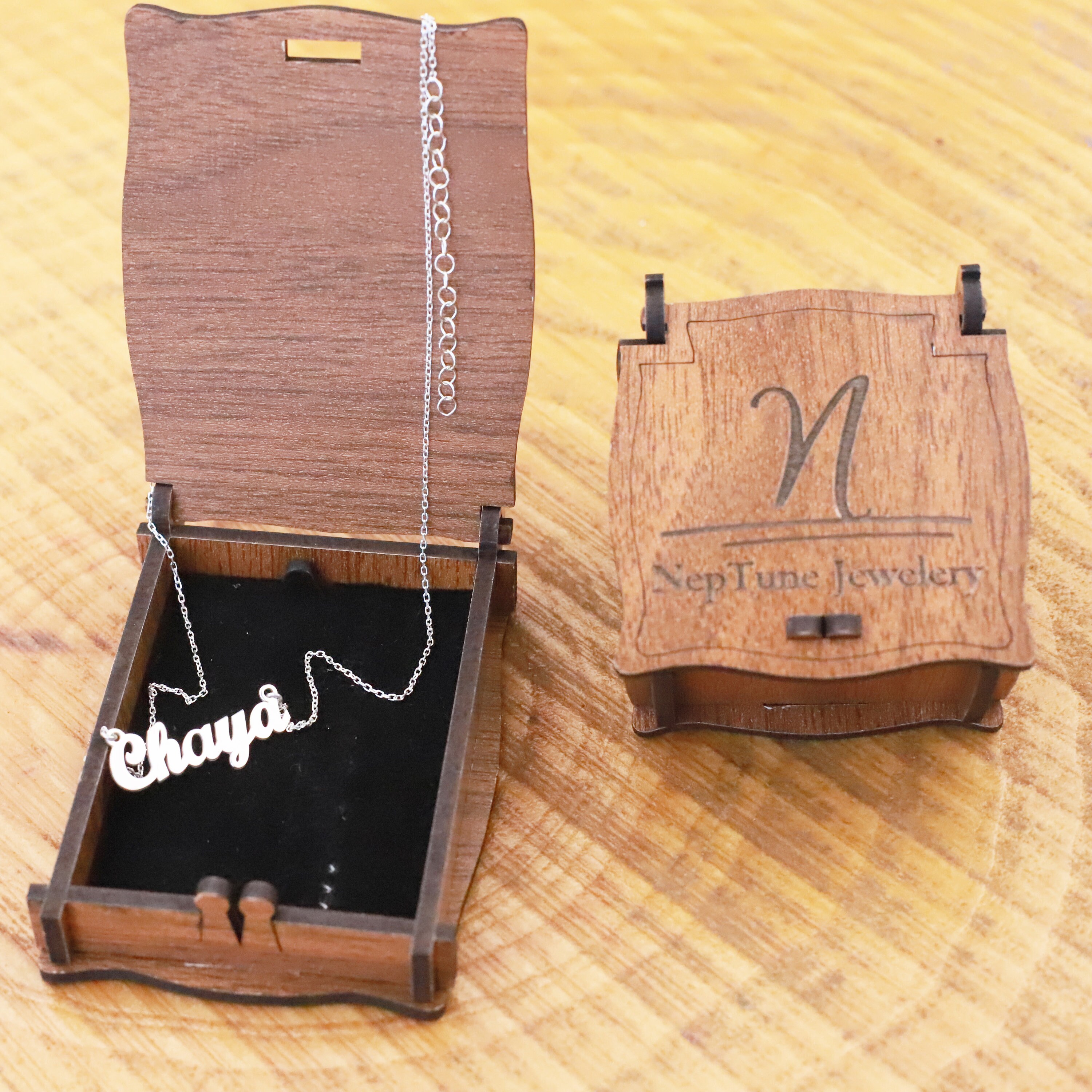 Collana con barra verticale in argento sterling: nome personalizzato inciso su 4 lati - Italia