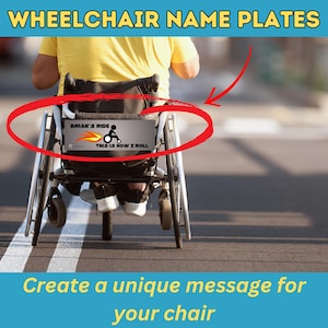 Peut inclure: Un fauteuil roulant noir avec une plaque de nom personnalisée qui indique "BRIAN'S RIDE THIS IS HOW I ROLL". La plaque de nom comporte un graphique rouge et jaune d'un fauteuil roulant avec des flammes.