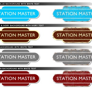 K&ouml;nnte beinhalten: Vier Schilder im Vintage-Stil mit dem Text "STATION MASTER" in wei&szlig;en Buchstaben. Die Schilder haben verschiedene Hintergrundfarben: hellblau, braun und elfenbein, grau und rotbraun.