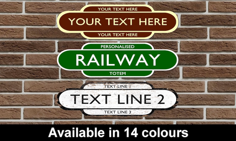 K&ouml;nnte beinhalten: Drei vintage-Metallschilder mit abgerundeten Kanten. Das oberste Schild ist braun mit wei&szlig;em Text, der "YOUR TEXT HERE" lautet. Das mittlere Schild ist gr&uuml;n mit wei&szlig;em Text, der "PERSONALISED RAILWAY TOTEM" lautet. Das unterste Schild ist wei&szlig; mit schwarzem Text, der "TEXT LINE 1 TEXT LINE 2 TEXT LINE 3" lautet. Die Schilder sind in 14 Farben erh&auml;ltlich.