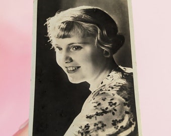 Retrato vintage Foto real Postal RPPC Hermosa dama de cabello rubio con lápiz labial puesto