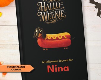 Könnte beinhalten: Schwarzes Notizbuch mit dem Text "Hallo-Weenie" und einem Cartoon-Hotdog. Das Notizbuch ist mit dem Namen "Nina" und dem Text "A Halloween Journal for" personalisiert. Ein "Personalized Journal"-Tag befindet sich links.