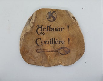 Planche pyrogravée - Kaamelott : chef Burgonde "Arthour couillère"