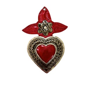 Adorno de corazón con hojas rojas