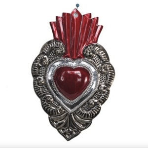 Adorno de corazón rojo en llamas