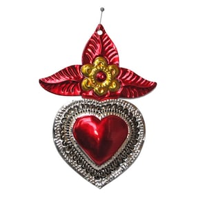Adorno de corazón con hojas rojas