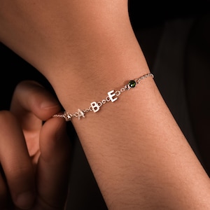 Pulsera con letra y piedra de nacimiento • Pulsera personalizada con letra pequeña y piedra de nacimiento • Pulsera con inicial • Pulsera con letra y piedra de nacimiento • Regalo para el Día de la Madre