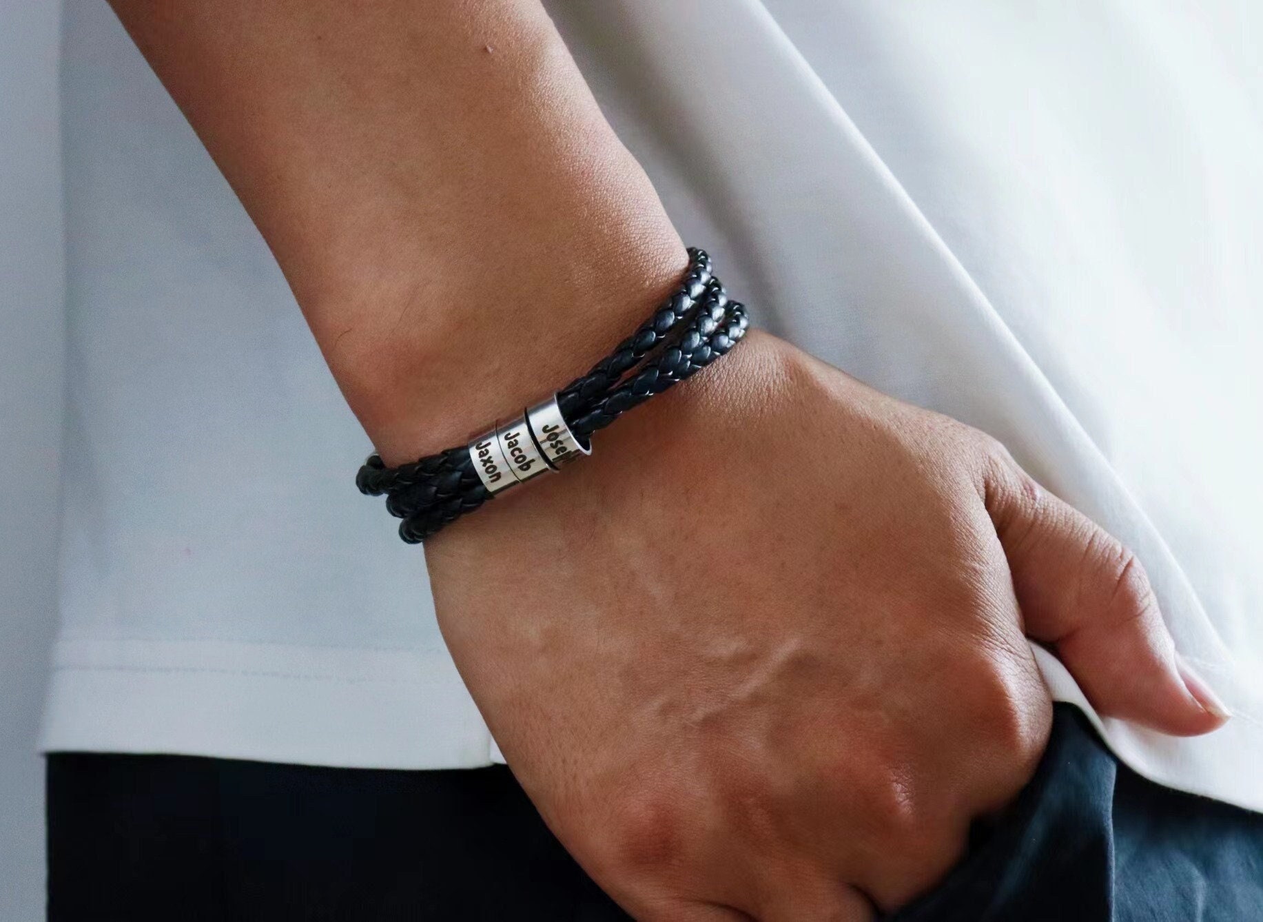 Presentimental Braccialetto da Uomo Personalizzato con 1-5 Nomi Bracciale in Pelle per Uomo Regalo per la Festa del Papà, Natale, Compleanno (A-2 name