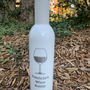 Puede incluir: Botella de vino de acero inoxidable blanco con tapa plateada y el texto "Patricia's Wine Bottle" grabado en la parte delantera.