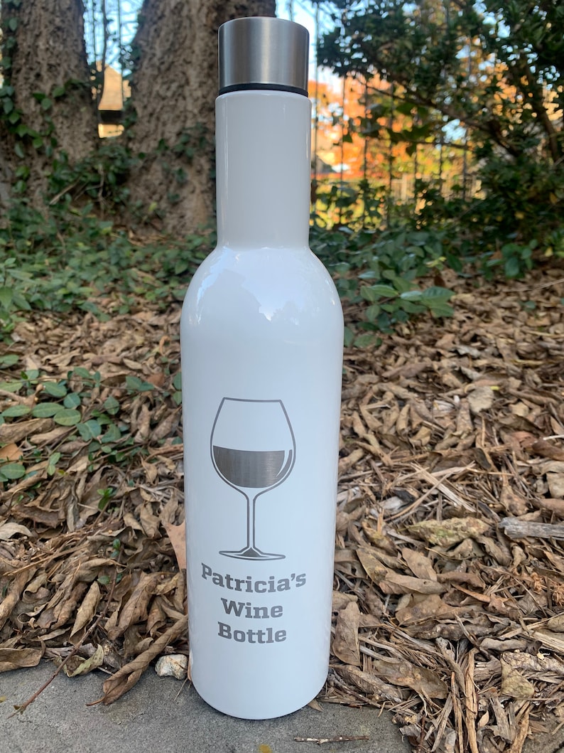 Puede incluir: Botella de vino de acero inoxidable blanco con tapa plateada y el texto "Patricia's Wine Bottle" grabado en la parte delantera.