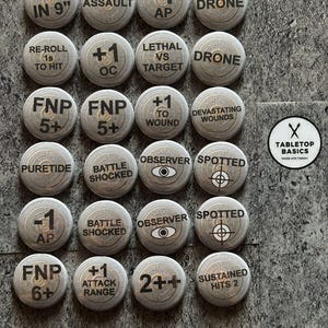 Puede incluir: Una colección de veintiún fichas grises para juegos de mesa con texto negro. Las fichas presentan frases como "Assault", "Drone" y "Lethal vs Target". Se ve un logotipo de "Tabletop Basics".
