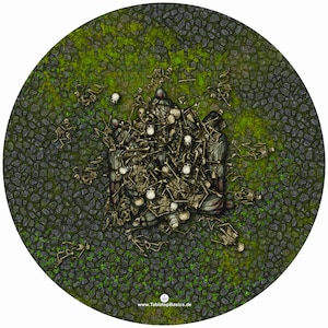 Puede incluir: Una pila de huesos y cráneos en un cementerio circular. Los huesos están esparcidos por un camino de piedra cubierto de musgo y hierba verde. La imagen es un tablero de juego circular.