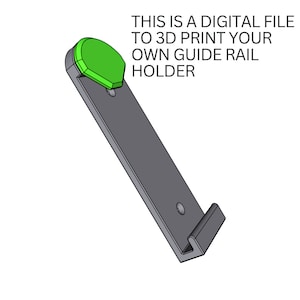 Op de afbeelding: Een 3D-printbare geleiderailhouder. De houder is grijs met een groene accent. De tekst "THIS IS A DIGITAL FILE TO 3D PRINT YOUR OWN GUIDE RAIL HOLDER" is boven de houder afgedrukt.