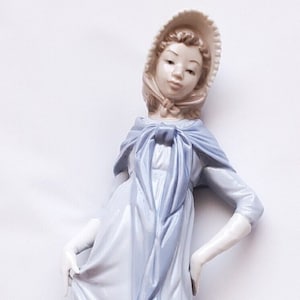 Nao Lladro Figurine: Lady with Shawl #290, 12&quot; Glossy