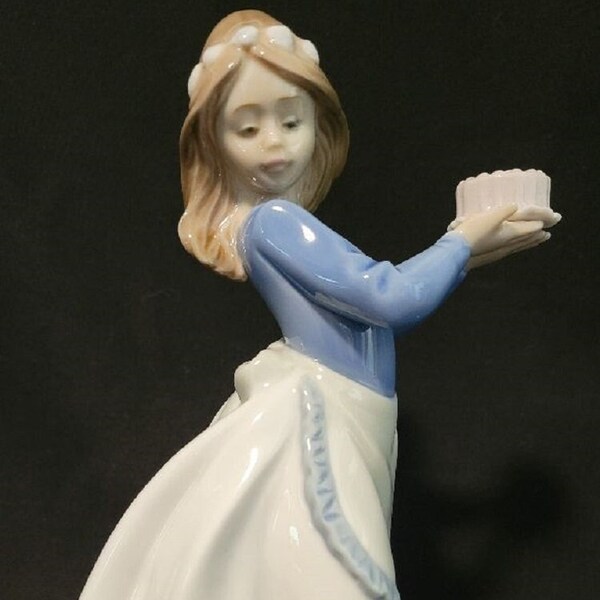 Lladro NAO girl with cake and dog 7.25”tall Porcelain Figurine Made in Spain  Mint condition