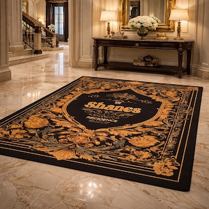 Puede incluir: Una alfombra rectangular negra con un diseño floral dorado ornamentado y el texto "Shanes Residence" en dorado. La alfombra está colocada sobre un suelo de mármol en un pasillo bien iluminado.