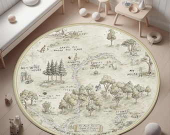 Puede incluir: Una alfombra redonda que presenta un mapa detallado de estilo vintage del Bosque de los Cien Acres en tonos beige y verde apagados. La ilustración incluye árboles dibujados a mano, un río sinuoso y etiquetas de texto como Pooh Bear's House.