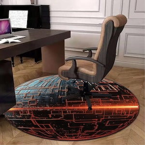 Könnte beinhalten: Ein schwarzer Bürostuhl mit einem braunen Ledersitz steht auf einer runden, schwarz-roten Fußmatte. Die Matte hat ein Design, das einem Schaltkreis ähnelt, mit orangefarbenen Akzenten.