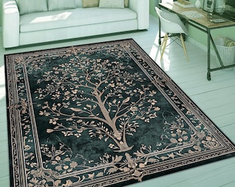 Könnte beinhalten: Ein rechteckiger Teppich mit dunkelblau-grünem Hintergrund und einem zentralen Baummotiv in metallischem Kupferton. Das Design zeigt filigrane Zweige, Blätter und kleine Vögel, umrahmt von einer dekorativen Bordüre mit floralen Mustern.