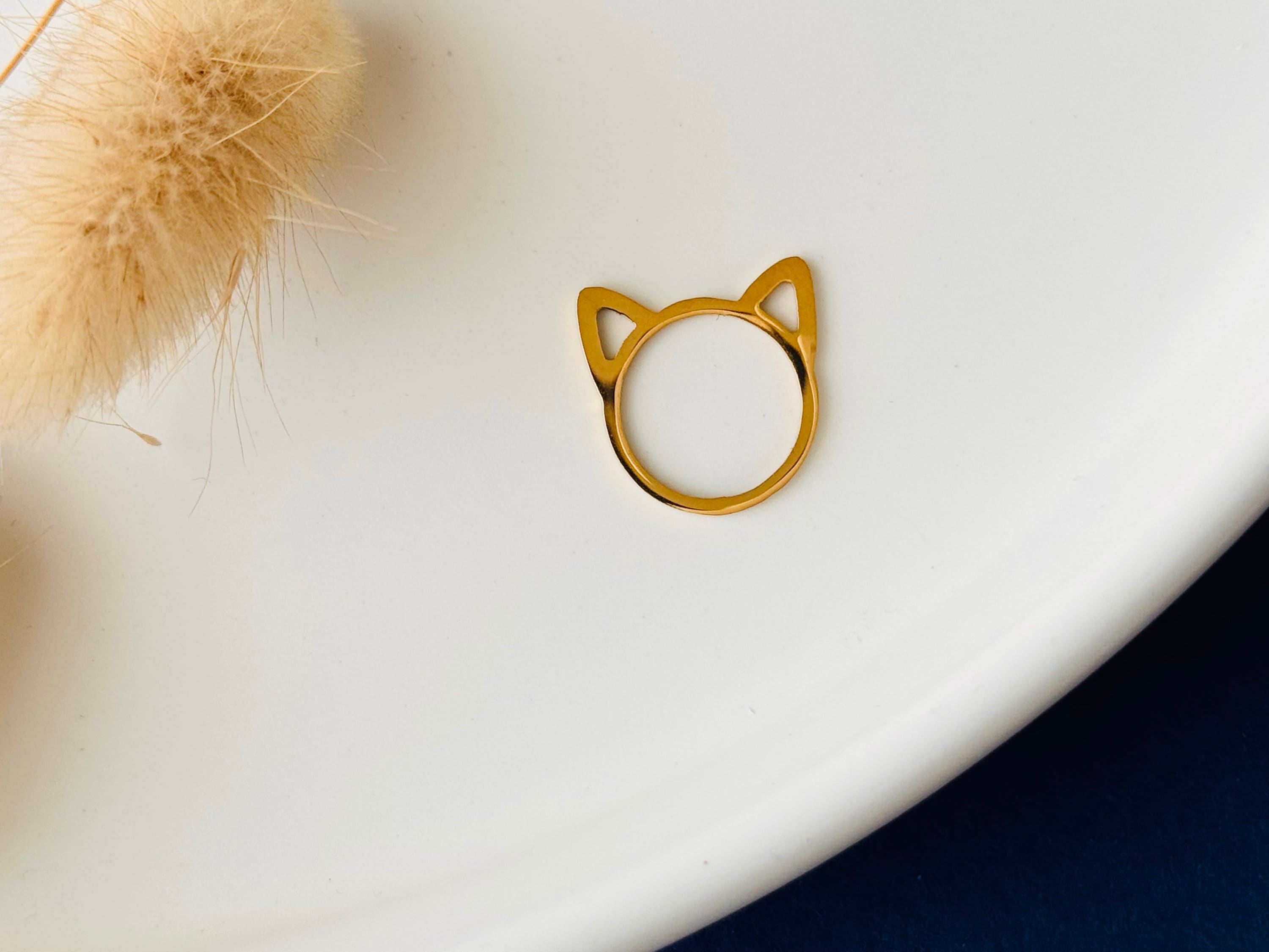 Pendentif Chat Assis En Métal Doré - Très Joli Bijou Occasion - Fabriqué En France