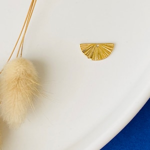 1 Fan pendant 15mm, half round, ridged, striped, ribbed, 15mm, gold gold stainless steel 24k, gold, sold individually