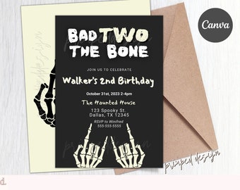 Puede incluir: Invitación en blanco y negro con un diseño de mano de esqueleto. El texto dice "Bad Two The Bone" y "Walker's 2nd Birthday". La invitación incluye la fecha, la hora, la ubicación y la información de RSVP.