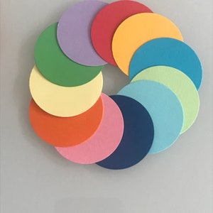 Farbige Karte Kreise jeder Farbe jede Größe von 1 Zoll - 8 cm weiß, schwarz gefärbte Kreise