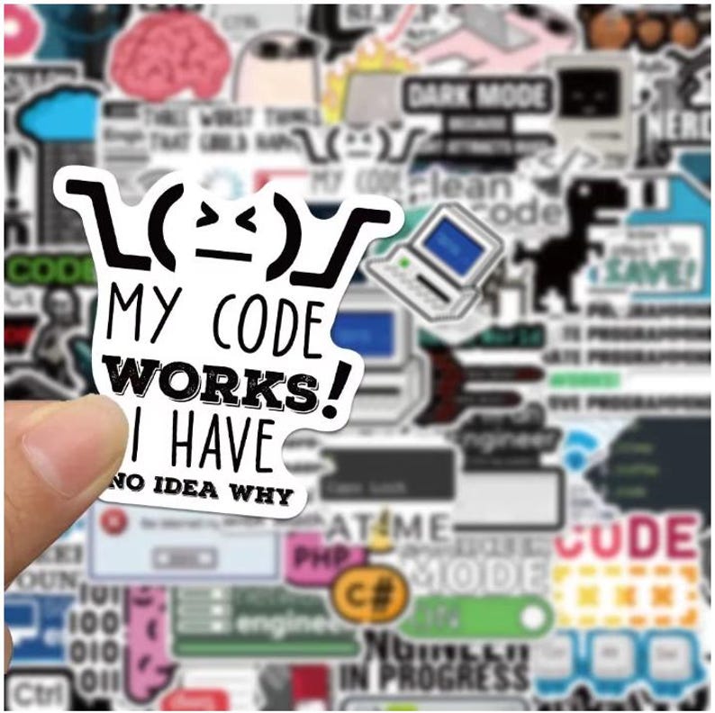 Peut inclure: Autocollant blanc avec texte noir "MY CODE WORKS! I HAVE NO IDEA WHY". L'autocollant est tenu devant un fond d'autres autocollants li&eacute;s &agrave; l'informatique. Le design est humoristique.