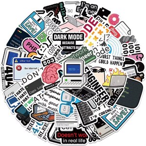 Peut inclure: Un ensemble d'autocollants color&eacute;s sur le th&egrave;me de la programmation informatique. Les autocollants pr&eacute;sentent des textes tels que "DARK MODE", "ENGINEER" et "I'M CODING!" ainsi que des graphiques li&eacute;s &agrave; l'informatique, des messages d'erreur et du code binaire.