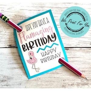 Simpatico Flamingo Happy Birthday Tag - Ritorno a scuola Tema Flamingo - Festeggia i compleanni dei tuoi studenti - STAMPATO e spedito - Personalizzazione