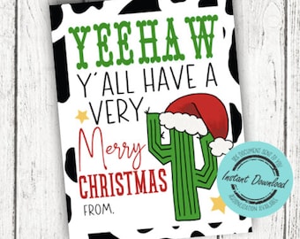 Könnte beinhalten: Weihnachtskarte mit Kuhmuster-Rand und den Worten "YEEHAW Y'ALL HAVE A VERY Merry CHRISTMAS FROM." Ein grüner Kaktus mit Weihnachtsmütze befindet sich in der Mitte. Ein blauer Kreis mit den Worten "Instant Download" befindet sich in der Ecke.